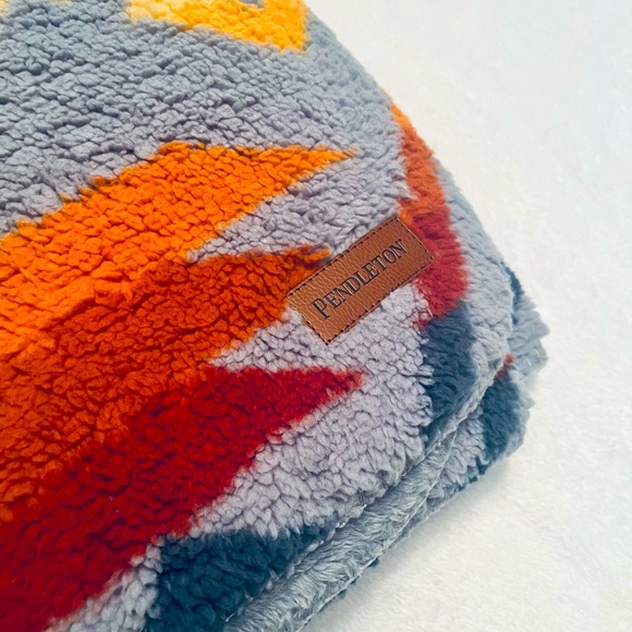 NEW!!  Pendleton Coyote Aztec Sherpa throw blanket - Picture 8 of 12